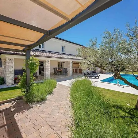 Holiday home Lori *