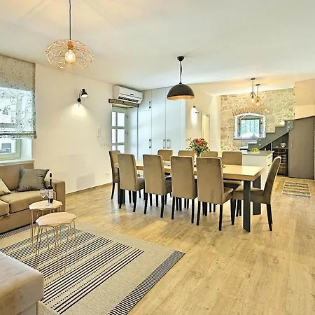 Lori Holiday home